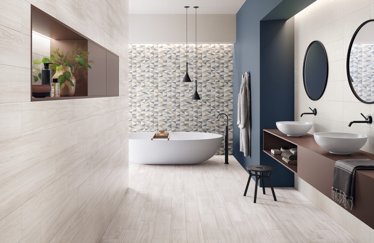 Minimalistisches Badezimmer in Blautönen, weißes Feinsteinzeug in Holzoptik für einen modernen Stil - Inspirationen Iperceramica
