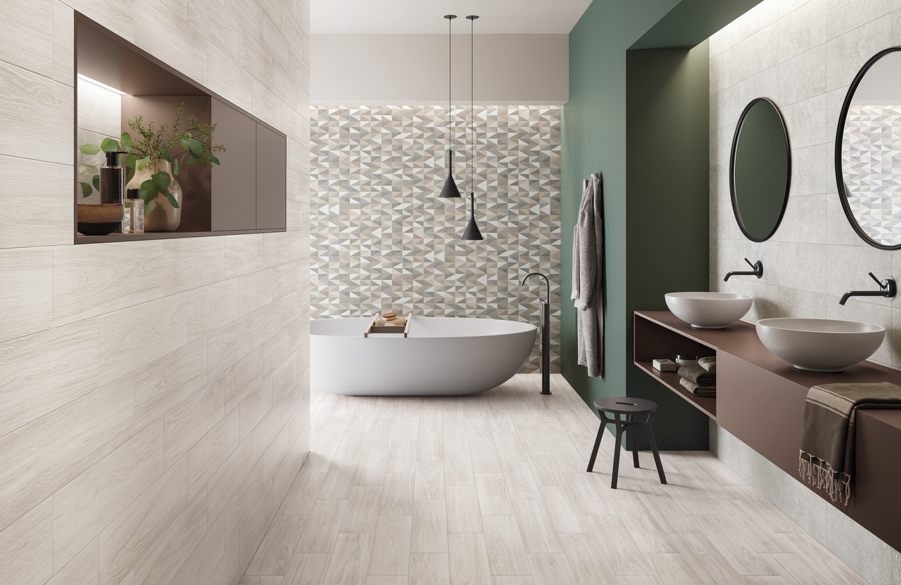 Salle de bains avec douche dans des tons de blanc et de vert avec sol effet bois clair. - Inspirations Iperceramica