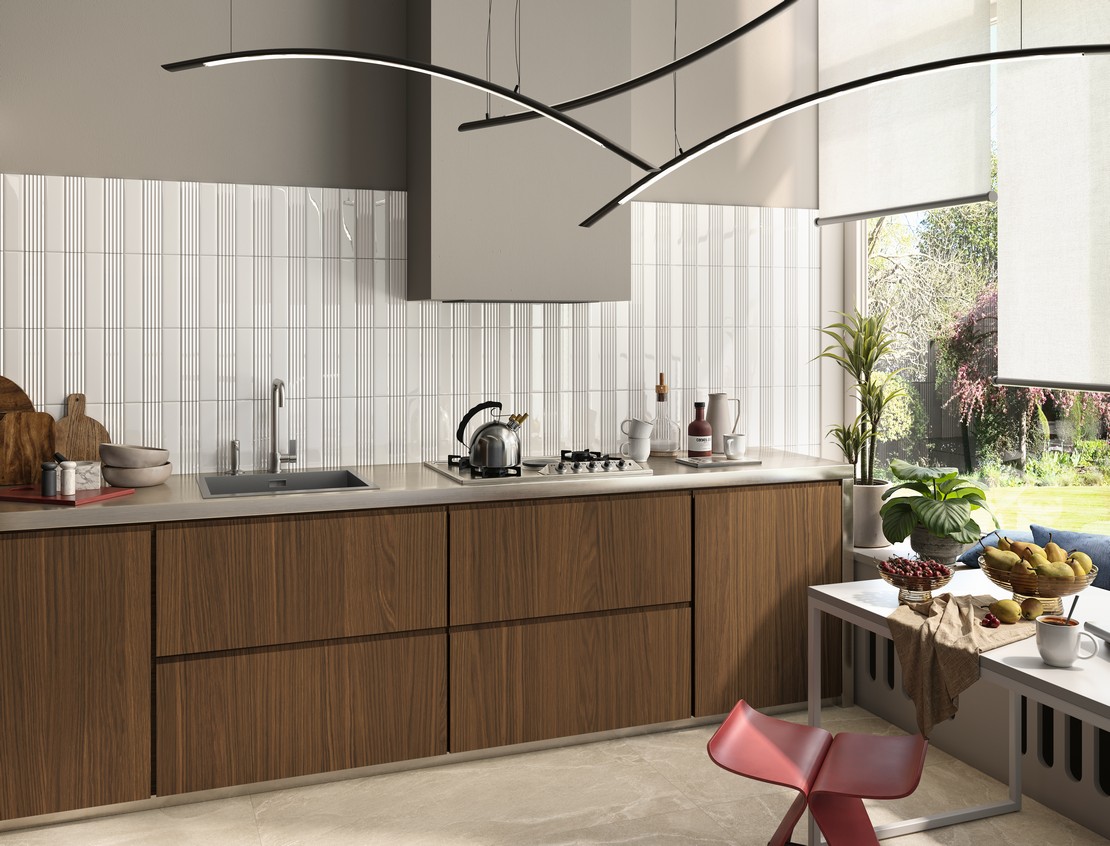 Cuisine linéaire blanche avec sol effet pierre grise - Inspirations Iperceramica