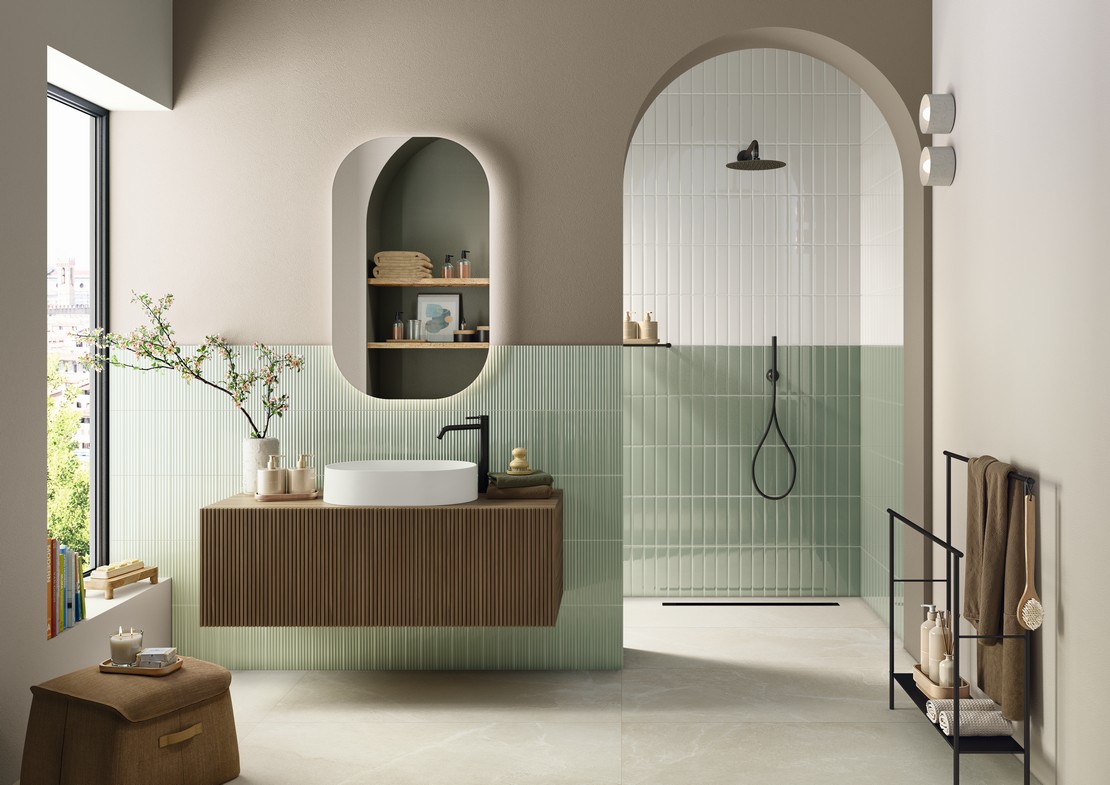 Salle de bains spacieuse de luxe verte et blanche avec sol effet pierre - Inspirations Iperceramica