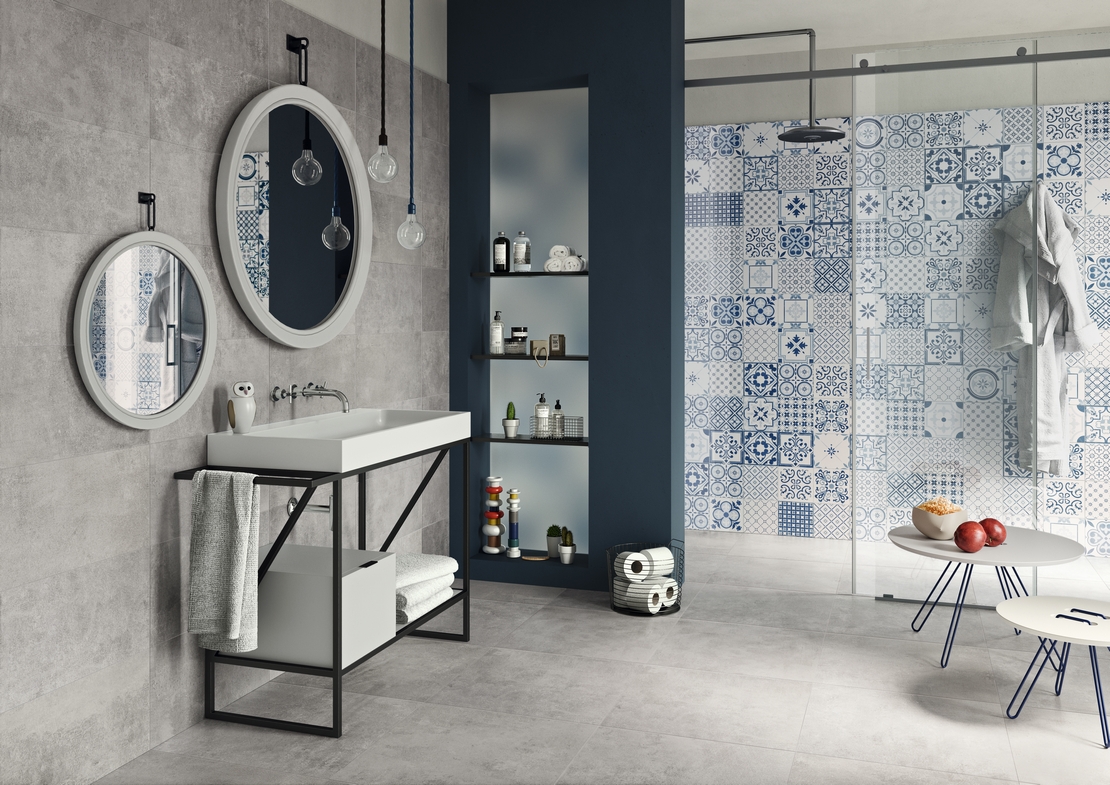 Modernes Badezimmer, Dusche. Graue Holzoptik, blaue Maiolikafliesen: Industrie- und Vintage-Stil - Inspirationen Iperceramica