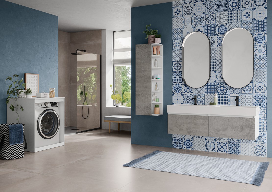 Bagno moderno con rivestimento effetto maiolica blu e pavimento effetto cemento - Ambienti Iperceramica