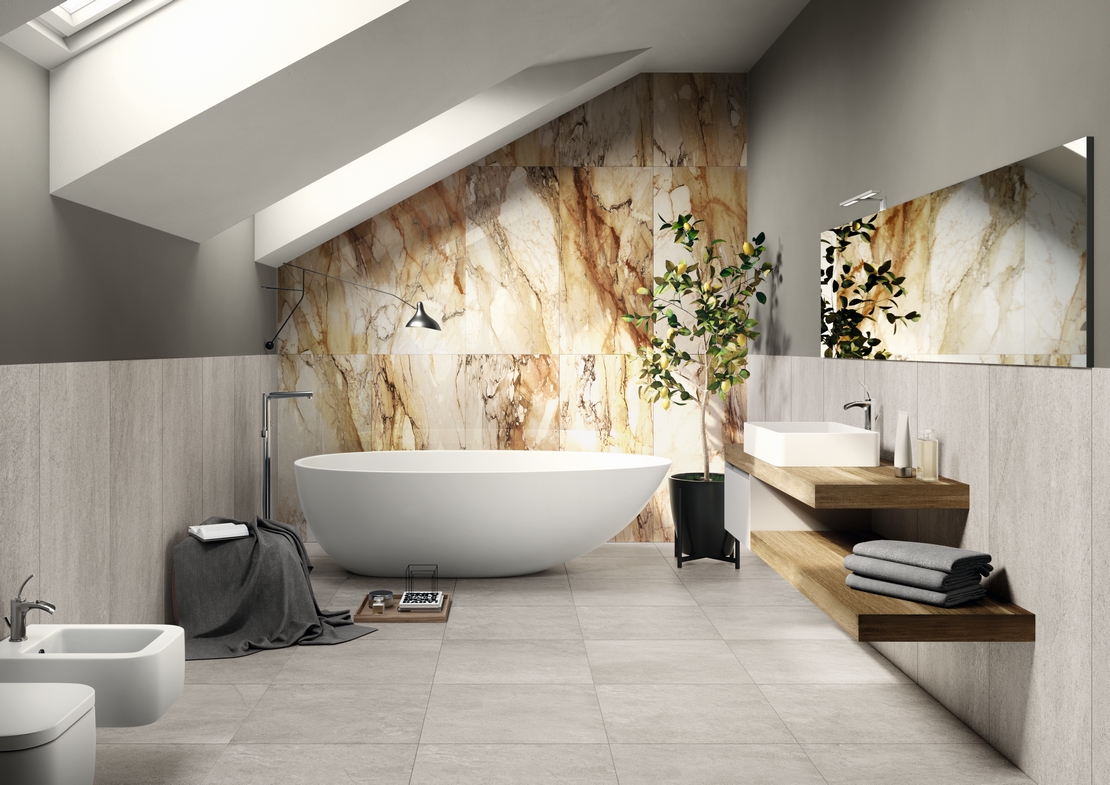 Modernes und minimalistisches Badezimmer. Industrielle Zementoptik, klassischer Marmor, freistehende Badewanne - Inspirationen Iperceramica