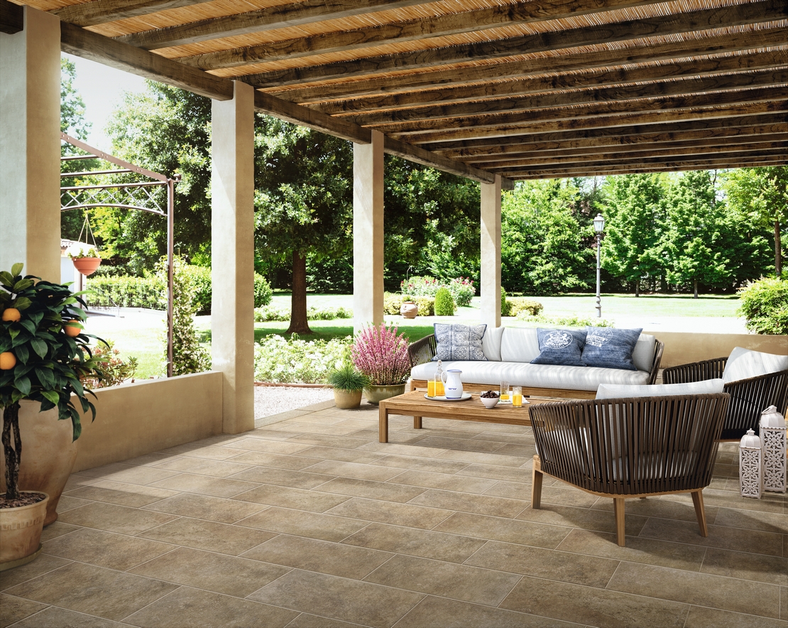Rustikaler Säulengang im Landhausstil mit beigefarbenem Boden in Steinoptik - Inspirationen Iperceramica