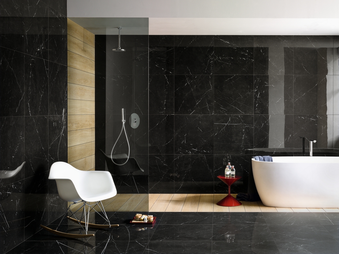 Luxuriöses, modernes Badezimmer: Dusche, Badewanne, Verkleidung in Holzoptik und glänzendem schwarzer Marmor - Inspirationen Iperceramica