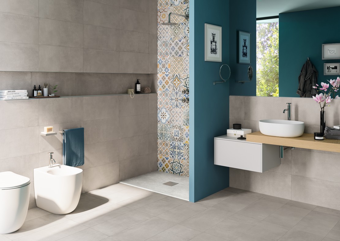 Bagno moderno con pavimento effetto cemento grigio e pareti blu - Ambienti Iperceramica