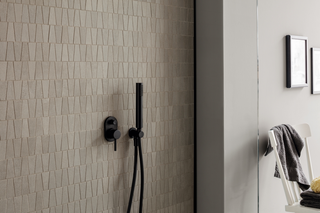 Salle de bains moderne minimaliste avec douche. Effet pierre et béton dans des tons de beige et de gris. - Inspirations Iperceramica