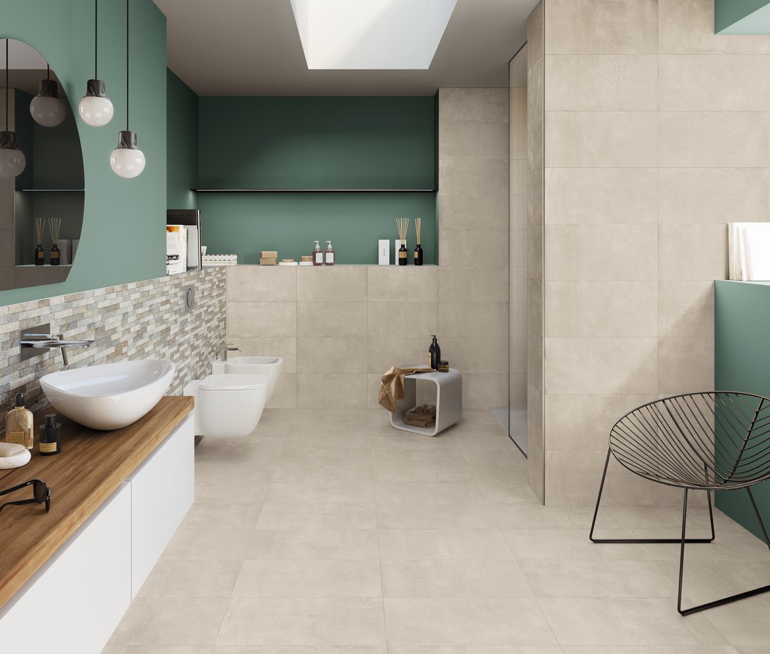 Bagno moderno con doccia, pavimento effetto pietra beige - Ambienti Iperceramica