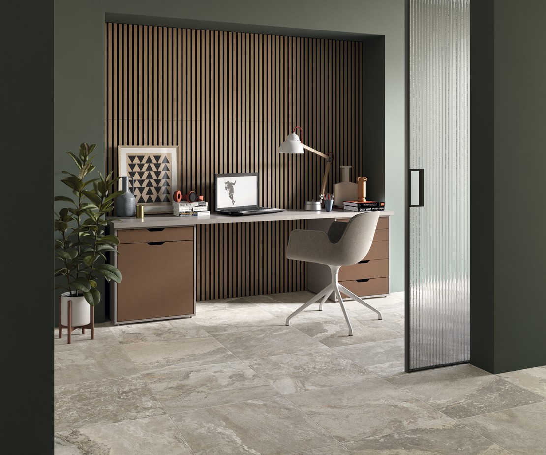 Studio ufficio moderno con pavimento effetto pietra grigia e rivestimento in legno - Ambienti Iperceramica