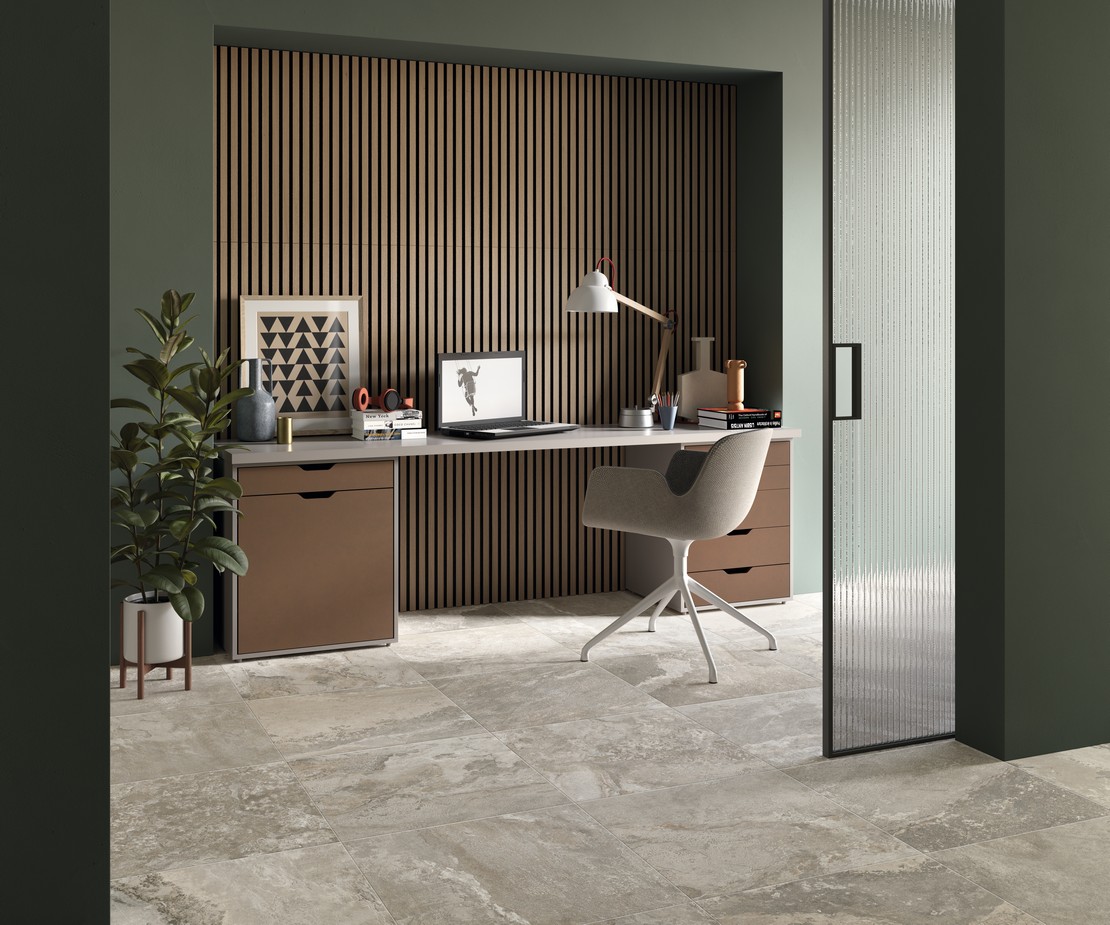 Modernes Büro mit grauem Boden Steinoptik und Wandverkleidung aus Holz - Inspirationen Iperceramica