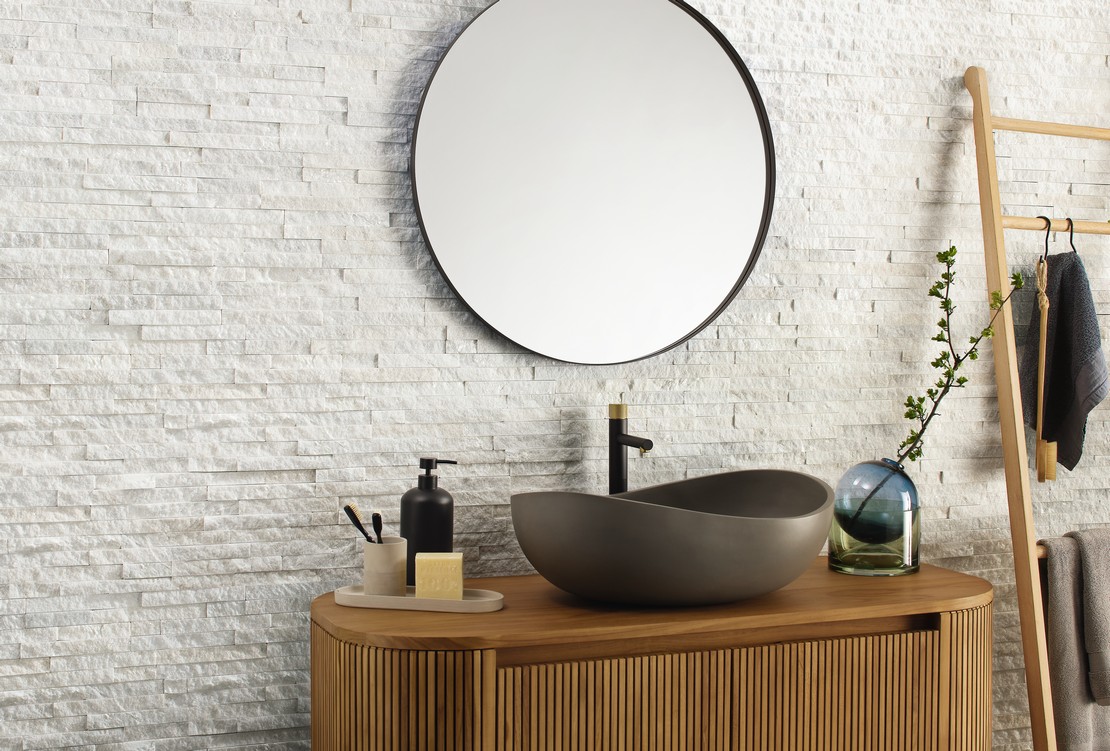 Rustikales und modernes Badezimmer aus weisser Stein - Inspirationen Iperceramica