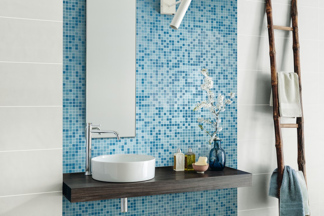 Petite salle de bains moderne colorée avec une mosaïque bleue  - Inspirations Iperceramica