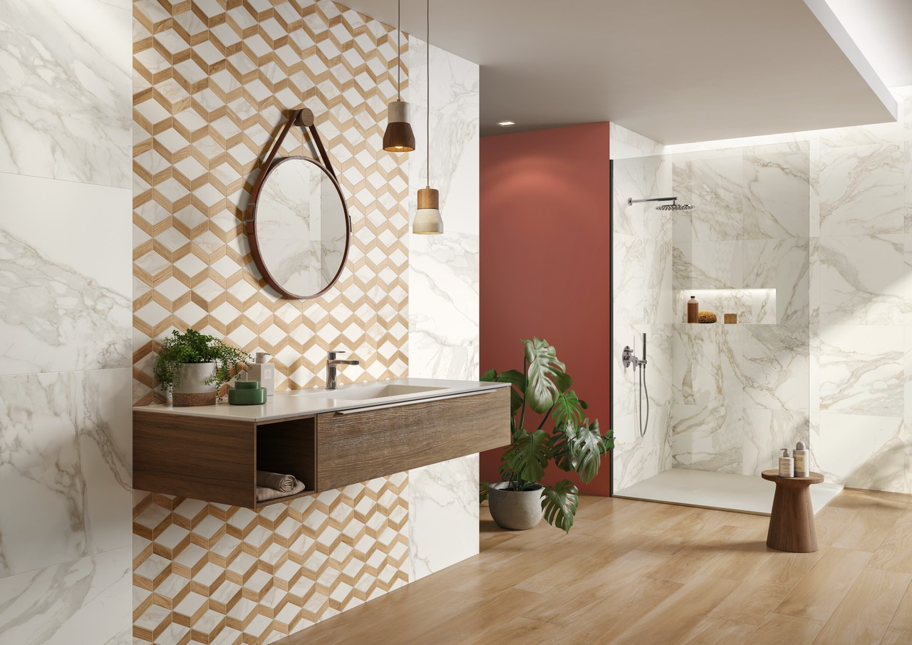 Bagno moderno con doccia, gres effetto legno e marmo beige per un tocco di lusso - Ambienti Iperceramica