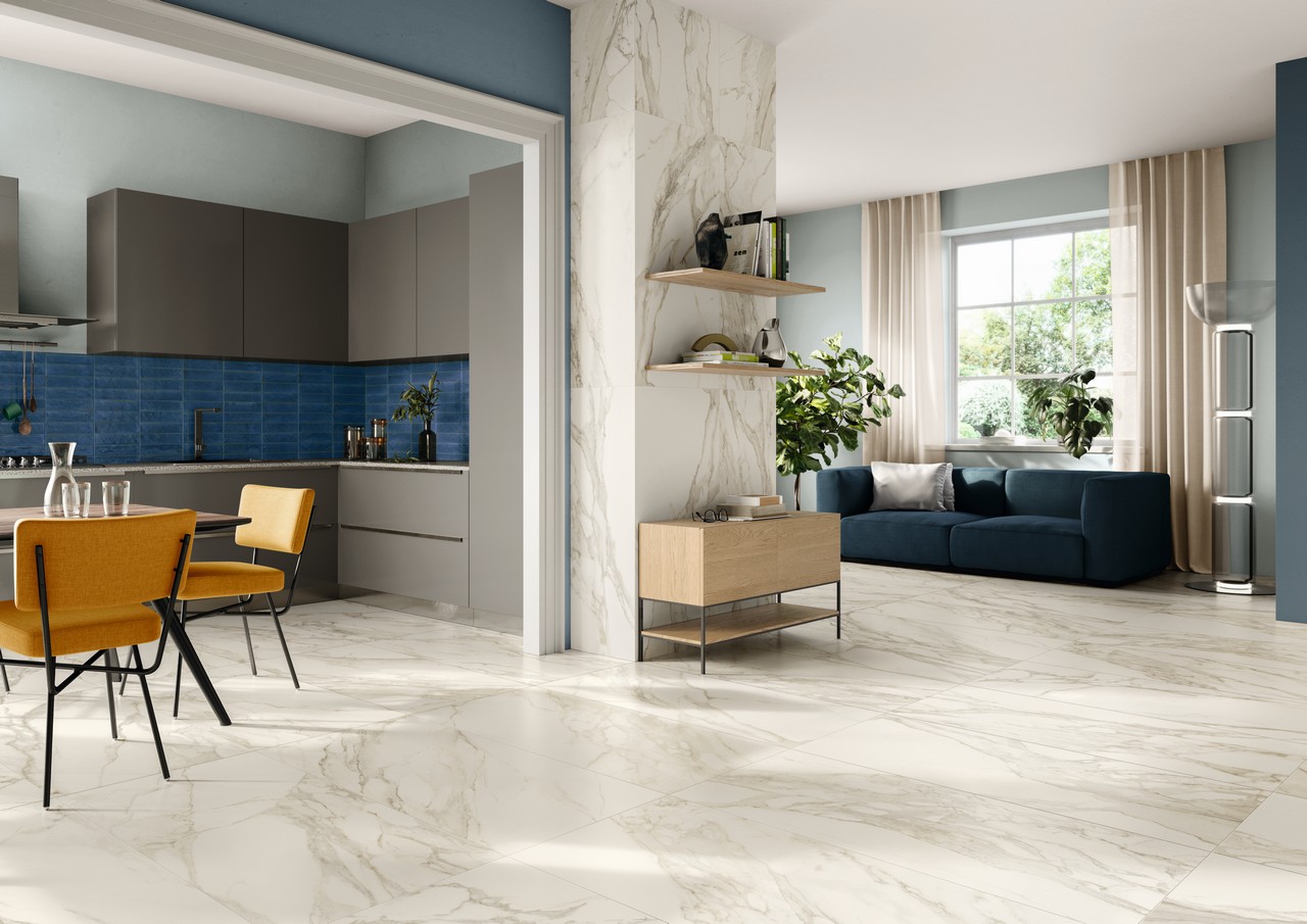 Moderne Küche mit Wohnzimmer, Boden aus weißer Marmoroprik für einen luxuriösen Hauch - Inspirationen Iperceramica