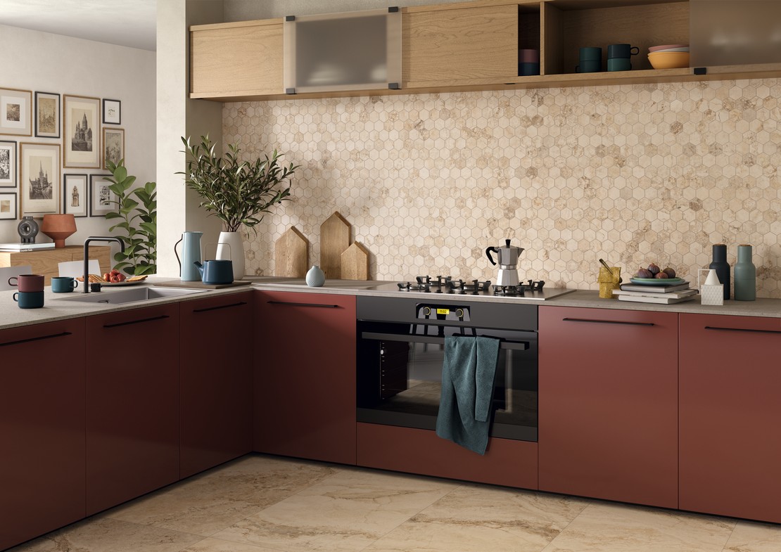 Cuisine moderne colorée en angle avec crédence en mosaïque hexagonale effet marbre beige - Inspirations Iperceramica