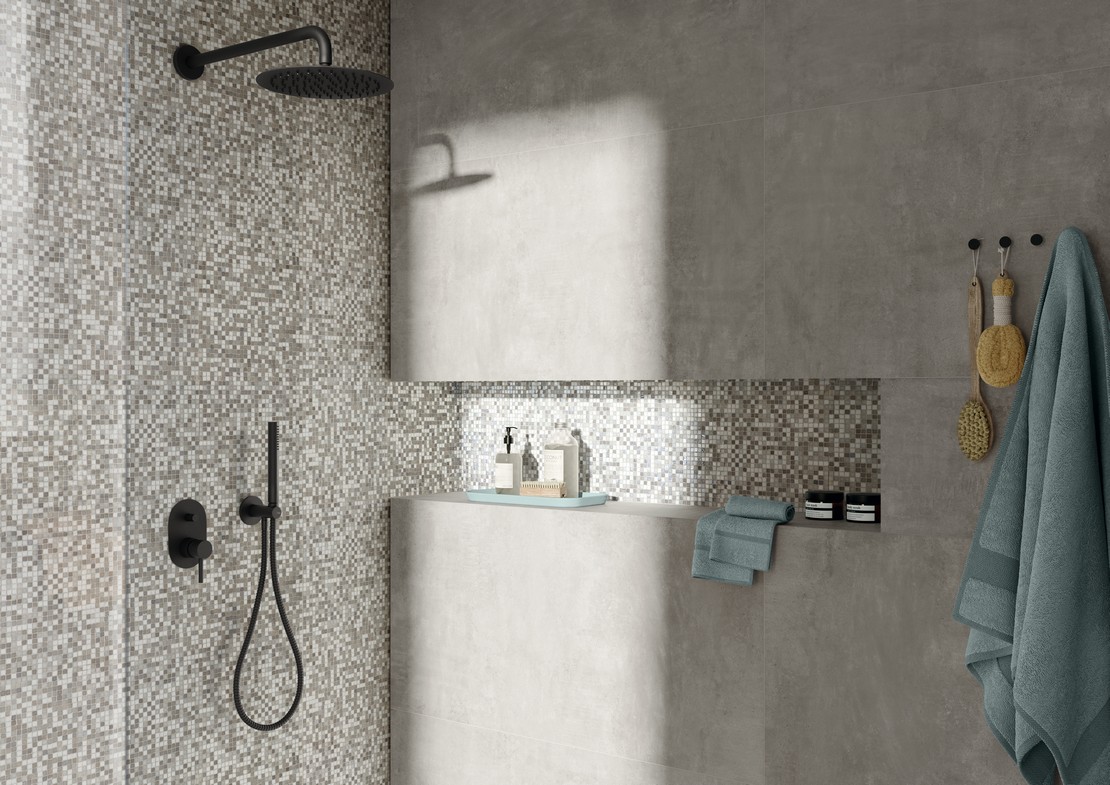 Badezimmer mit moderner Dusche und Wandverkleidung in grauen Tönen - Inspirationen Iperceramica