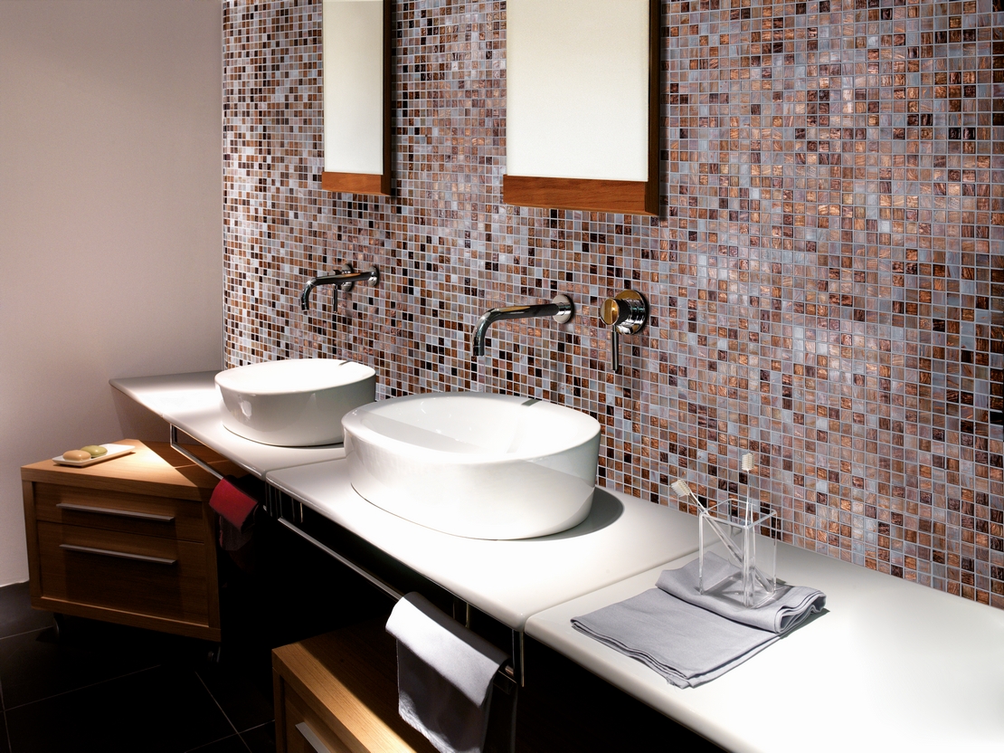 Salle de bains classique, avec mosaïque dans les couleurs cuivre, brique et rouge. - Inspirations Iperceramica