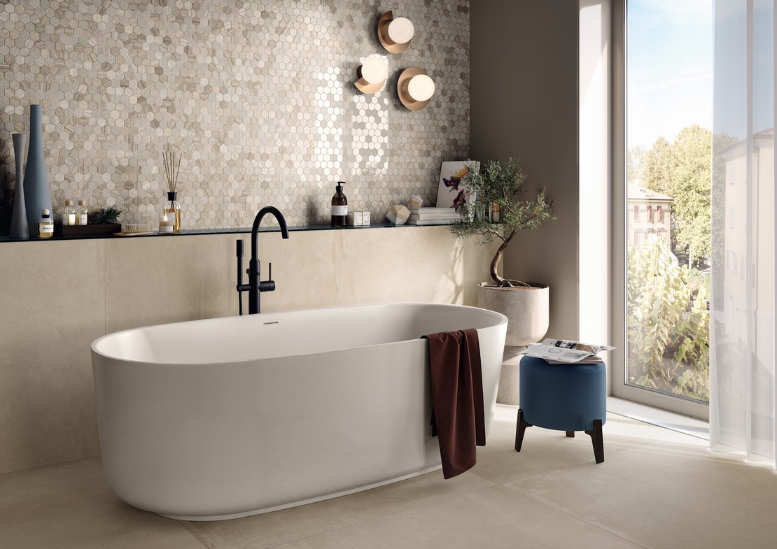 Salle de bains moderne, de luxe avec baignoire et mosaïque - Inspirations Iperceramica