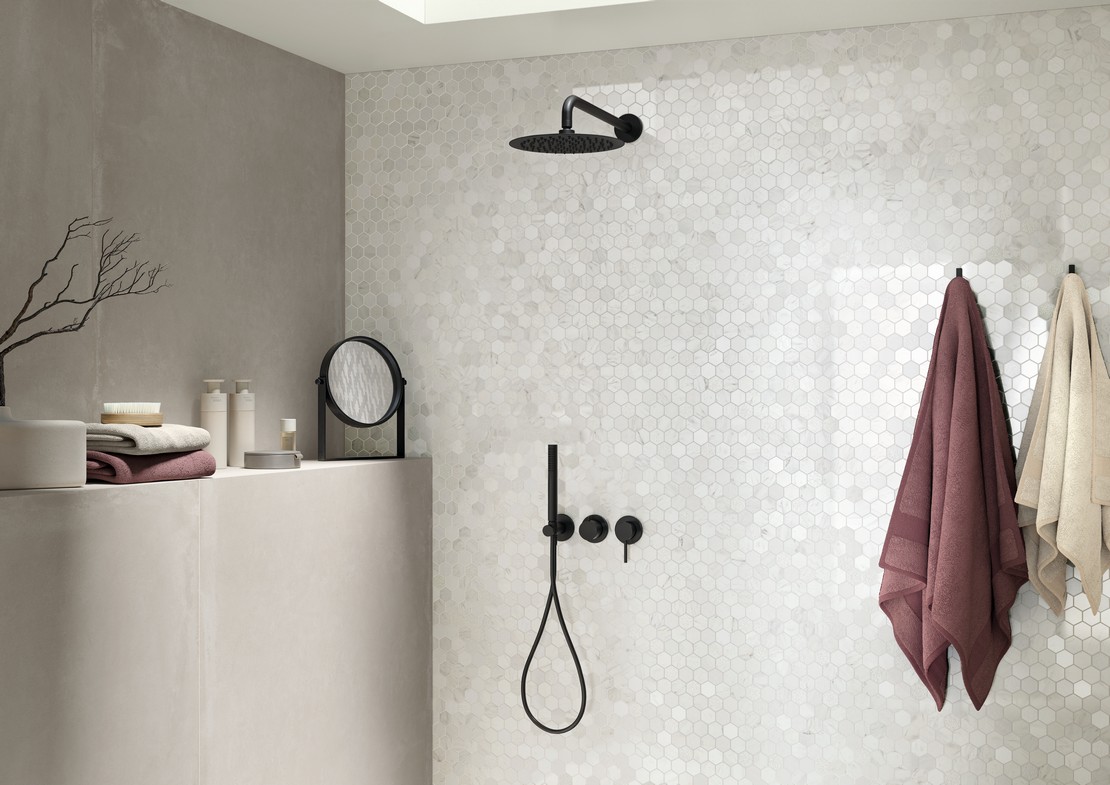 Modernes Badezimmer mit Dusche und elegantem Mosaik - Inspirationen Iperceramica