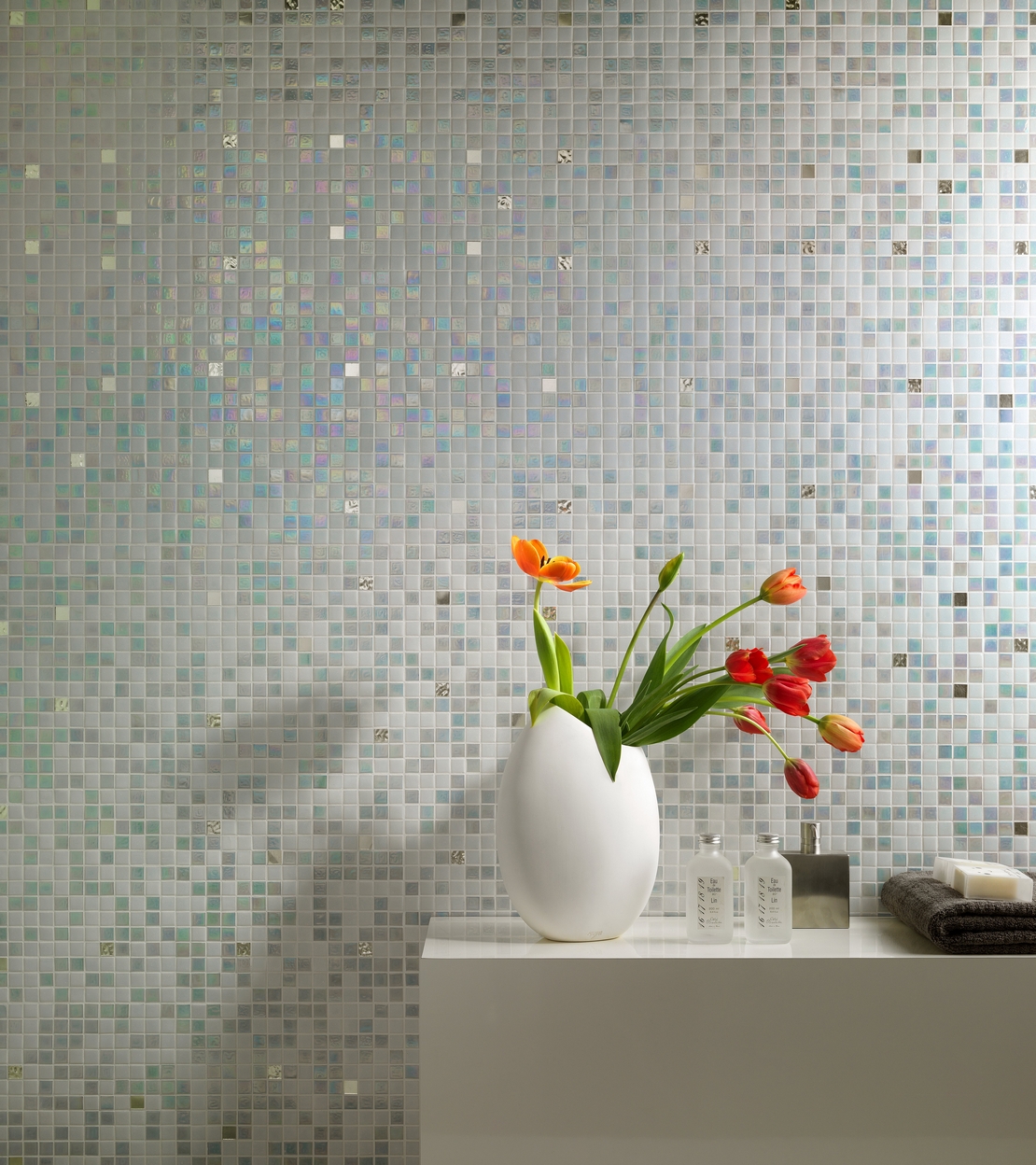 Klassisches, kleines, luxuriöses Badezimmer mit weißem und perlmuttfarbenem Mosaik - Inspirationen Iperceramica
