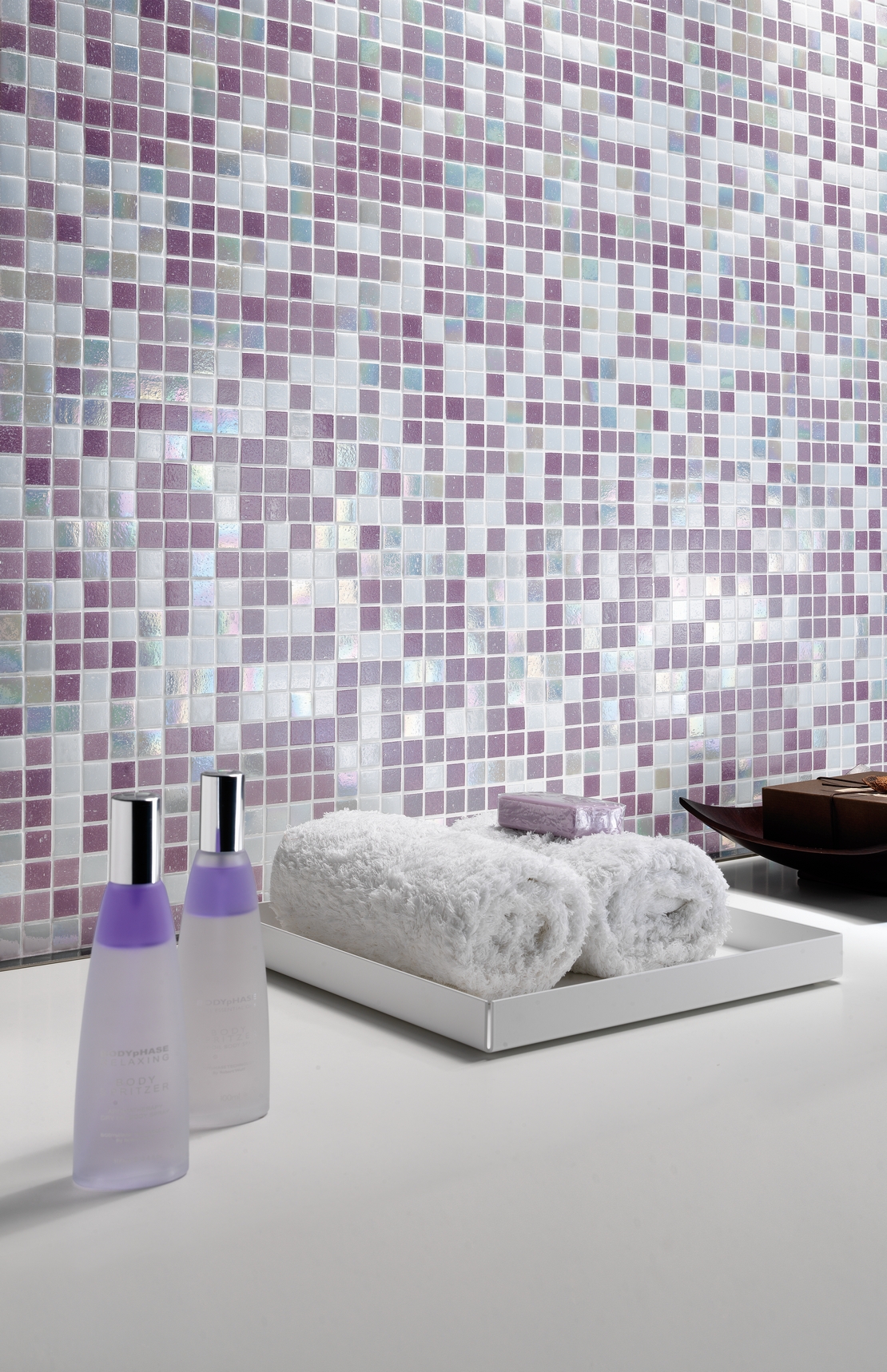 Bagno classico, piccolo, con mosaico in sfumature di rosa, lilla, rosso e madreperla - Ambienti Iperceramica