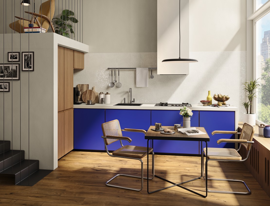 Cuisine linéaire style rustique avec revêtement en mosaïque blanche - Inspirations Iperceramica