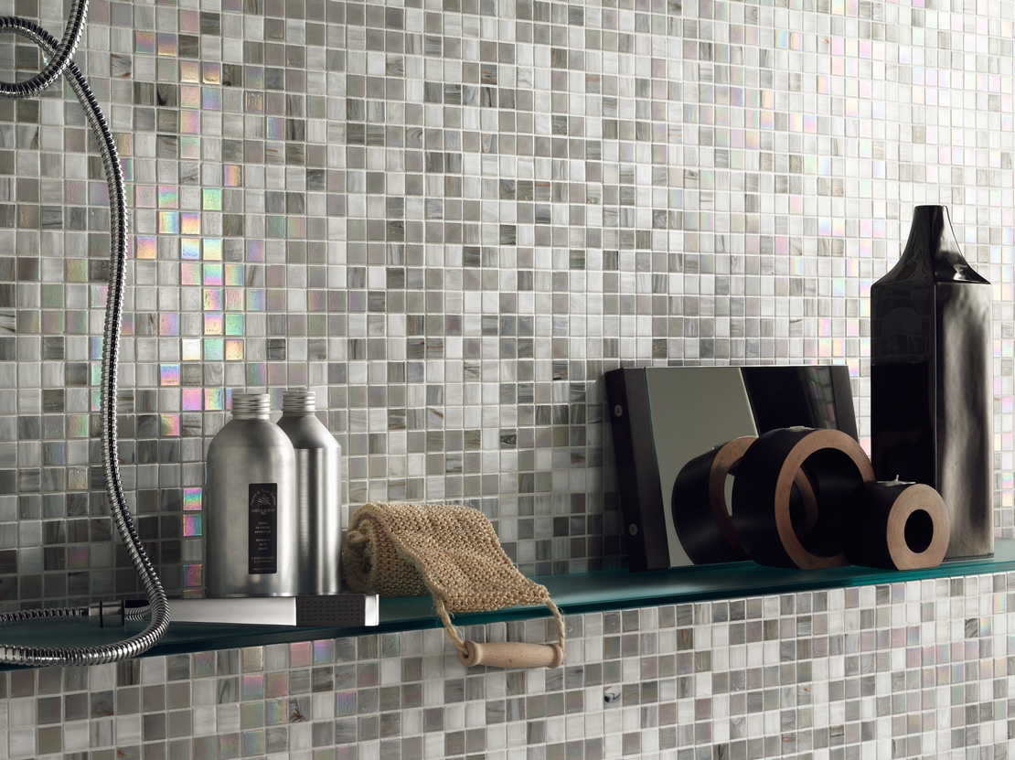 Klassisches, kleines luxuriöses Badezimmer mit Mosaik in Weiß, Grau und Perlmutt - Inspirationen Iperceramica