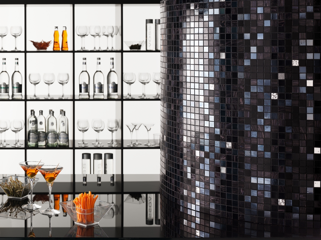 Modernes Restaurant-Cafe in dunklen Tönen mit schwarzer Mosaik-Verkleidung - Inspirationen Iperceramica