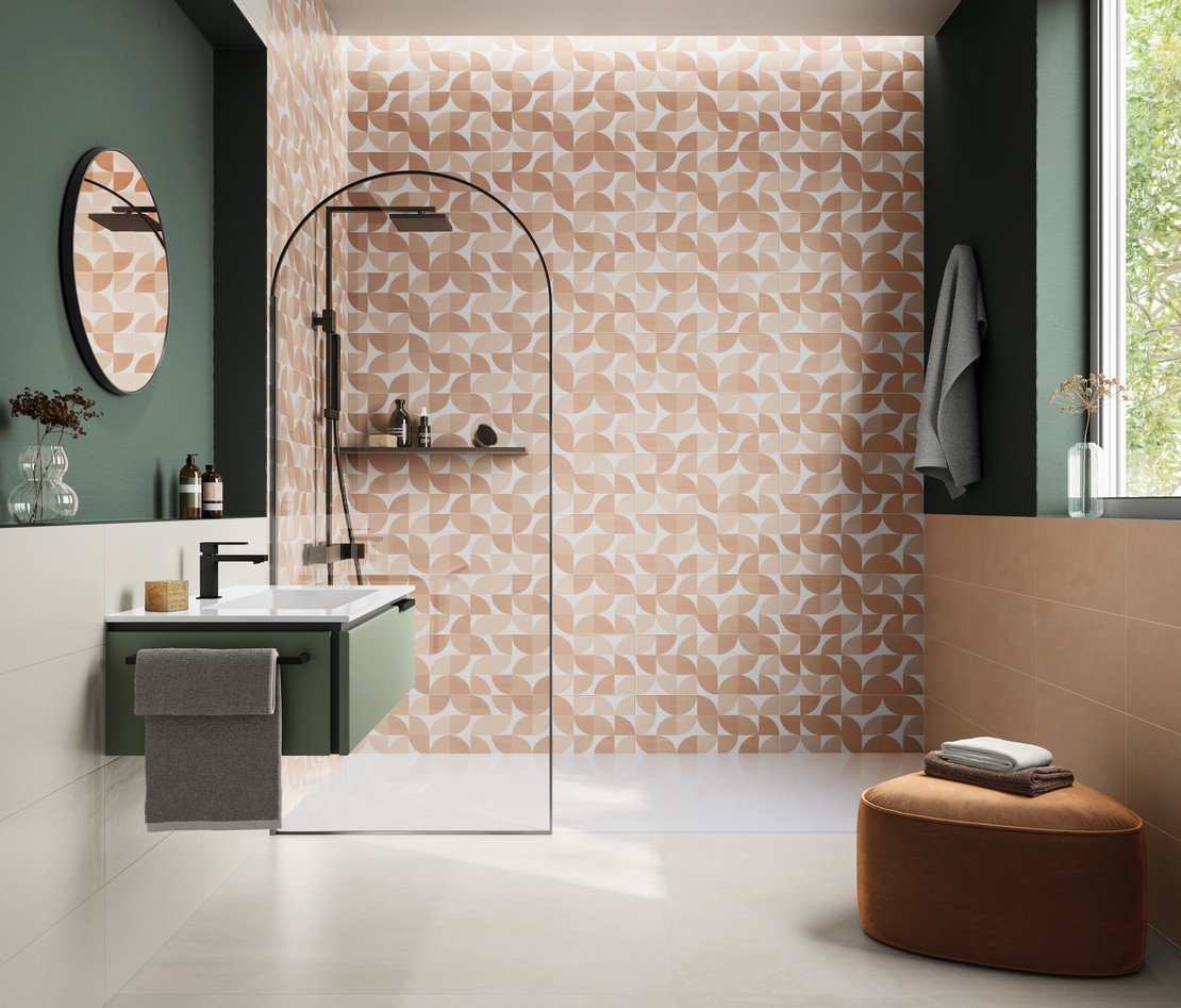 Bagno moderno con doccia, pavimento effetto cemento e rivestimento effetto carta da parati rosa - Ambienti Iperceramica