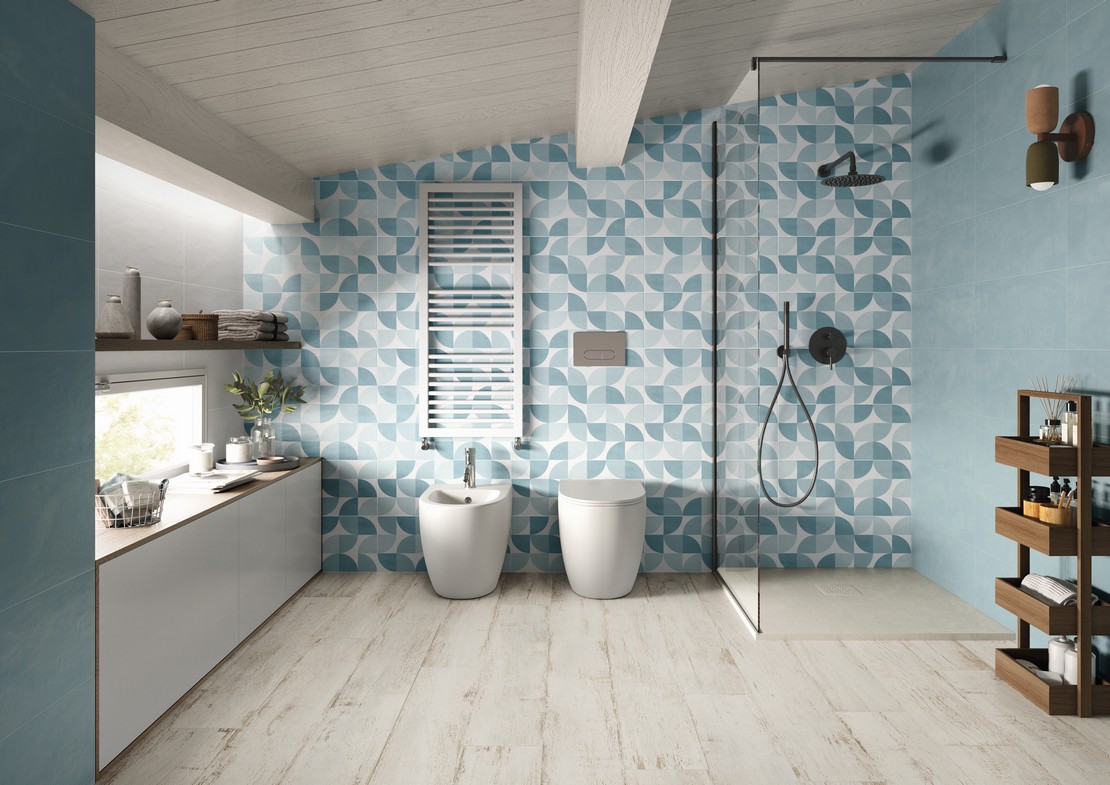 Salle de bains moderne avec sol imitation bois beige et carrelage mural effet papier peint bleu - Inspirations Iperceramica