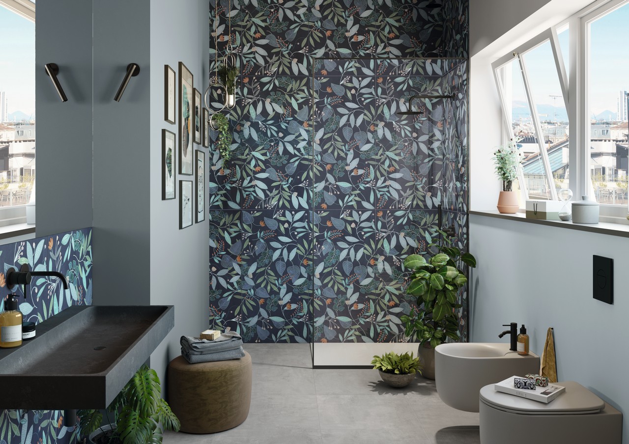 Petite salle de bains moderne dans des tons de bleu et de gris avec grès cérame effet papier peint. - Inspirations Iperceramica