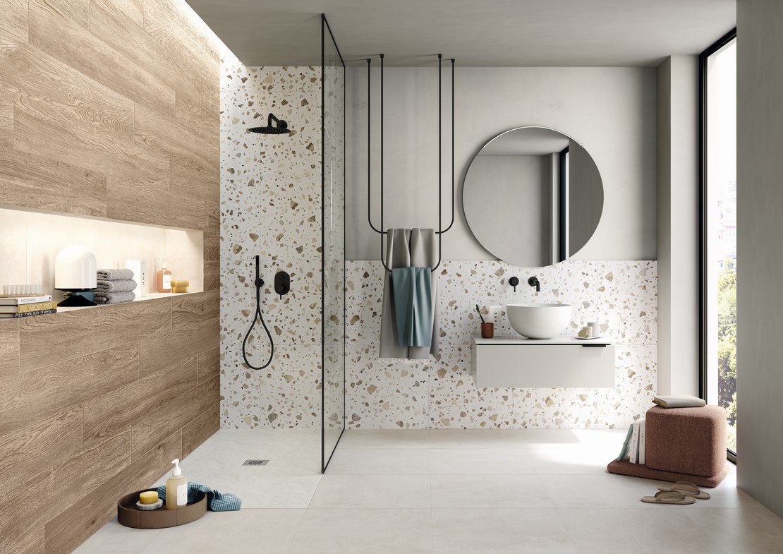 Bagno moderno con piastrelle effetto graniglia e legno - Ambienti Iperceramica