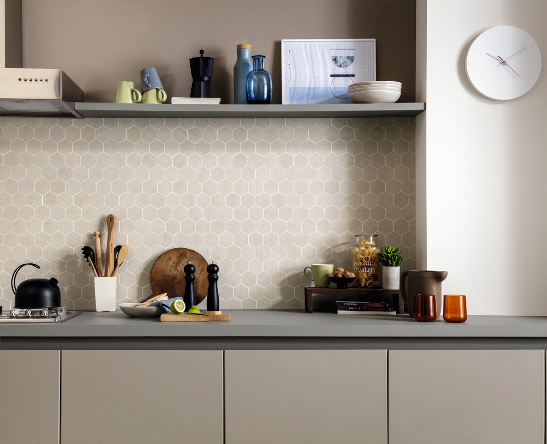 Cucina moderna minimal con effetto cemento, tonalità beige e grigie - Ambienti Iperceramica