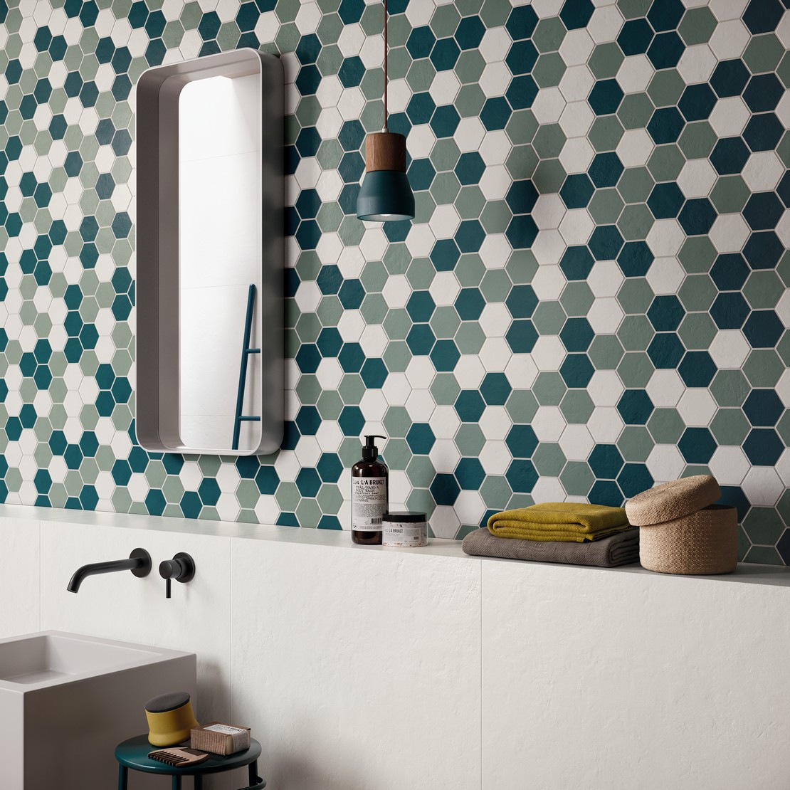 Petite salle de bains avec carrelage coloré - Inspirations Iperceramica