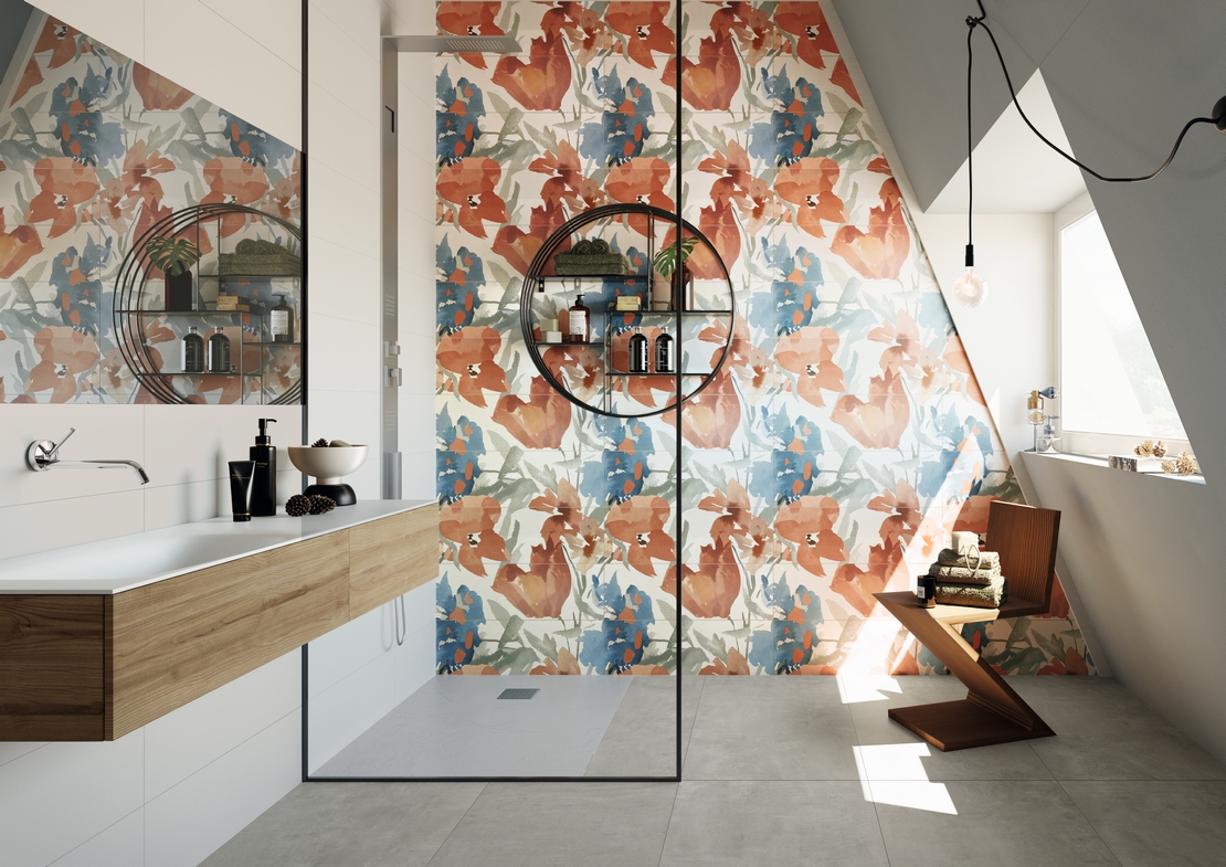Modernes Luxuriöses Badezimmer mit Dusche, weiß-blau-roter Blumendekoration, Feinsteinzeug in Zementoptik - Inspirationen Iperceramica