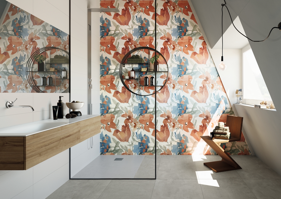 Salle de bains moderne de luxe avec douche, motif à fleurs blanc, bleu, et rouge, grès cérame effet béton. - Inspirations Iperceramica