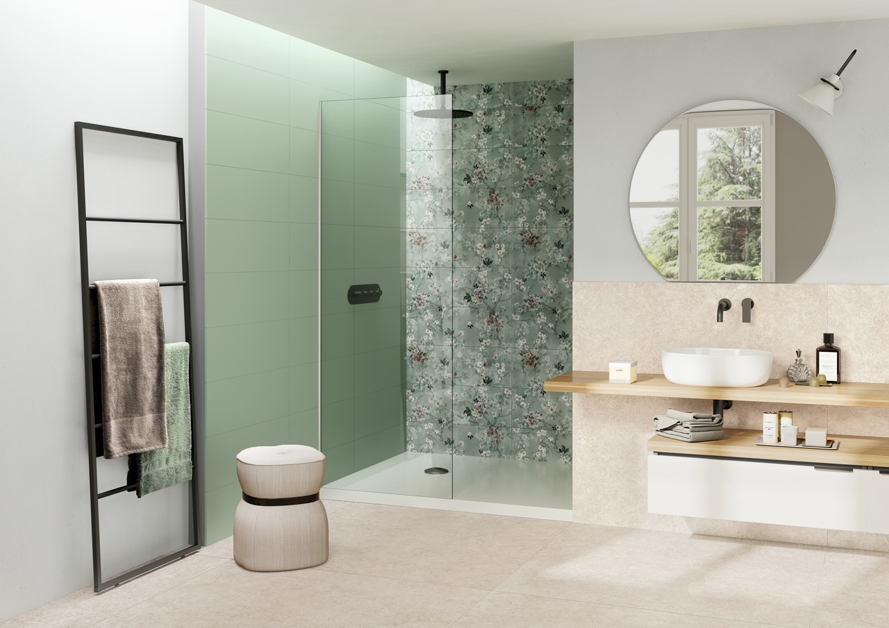 Salle de bains moderne avec grès cérame effet papier peint et pierre dans des tons de beige et de vert. - Inspirations Iperceramica