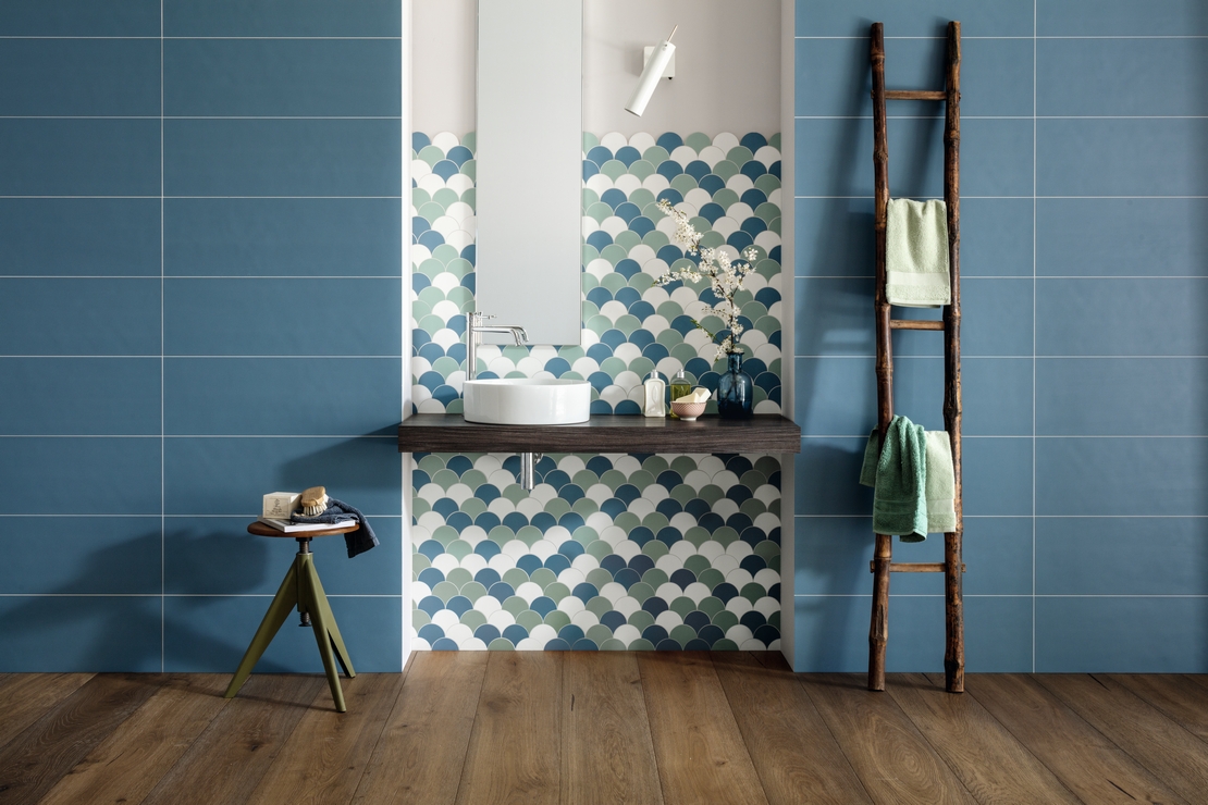 Classic modern bathroom. Parquet flooring, blue wall tiles, blue, green and white mosaic tiles