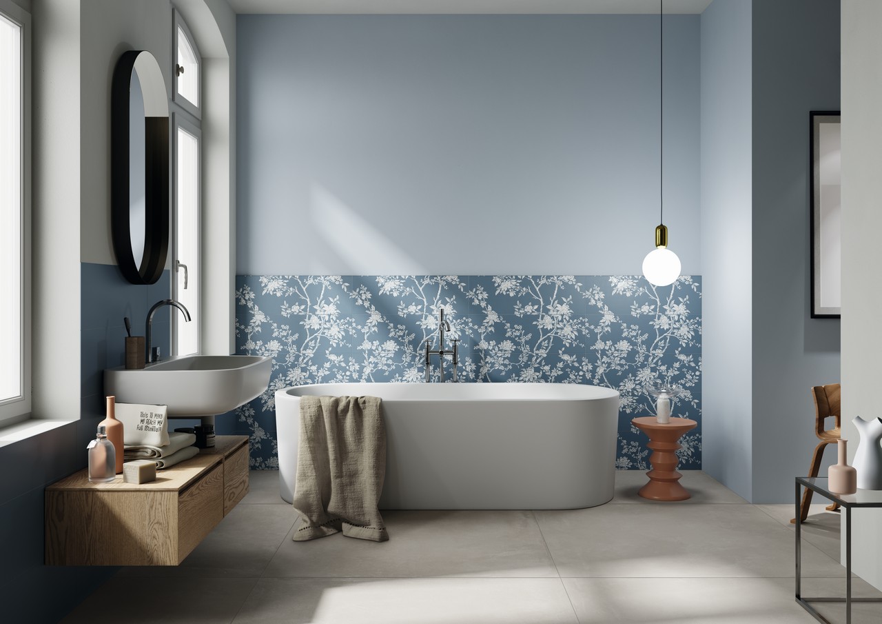 Salle de bains moderne avec grès cérame effet papier peint dans des tons de bleu pour une touche de luxe. - Inspirations Iperceramica