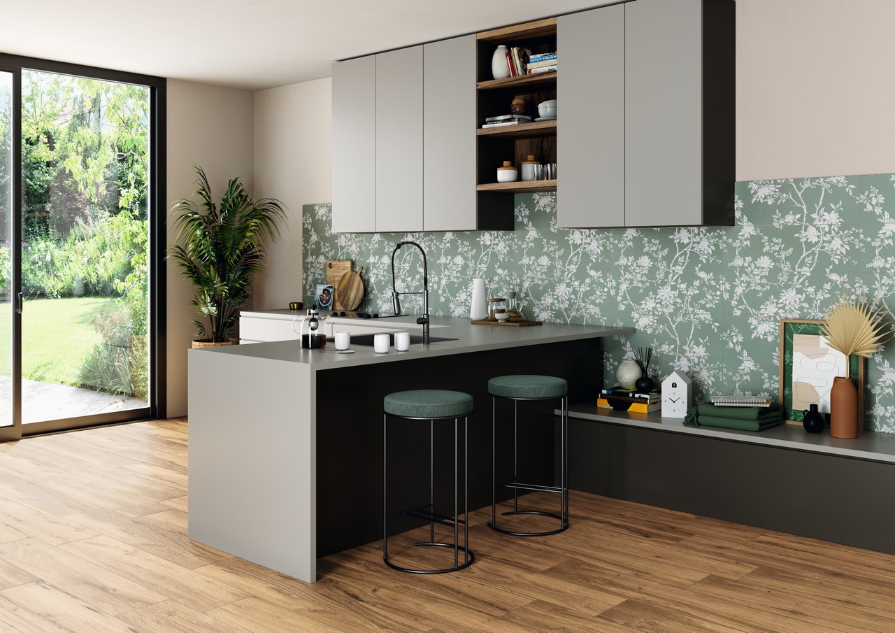 Cuisine moderne avec grès cérame effet papier peint floral vert et sol effet bois. - Inspirations Iperceramica