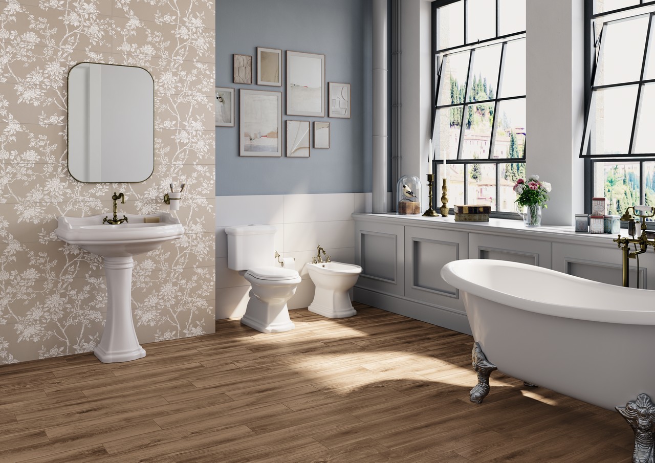 Salle de bains classique avec baignoire. Grès cérame effet bois et papier peint vintage aux tons beiges. - Inspirations Iperceramica