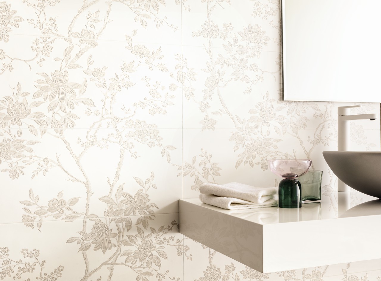 Petite salle de bains moderne dans des tons de blanc et grès cérame effet papier peint floral vintage. - Inspirations Iperceramica