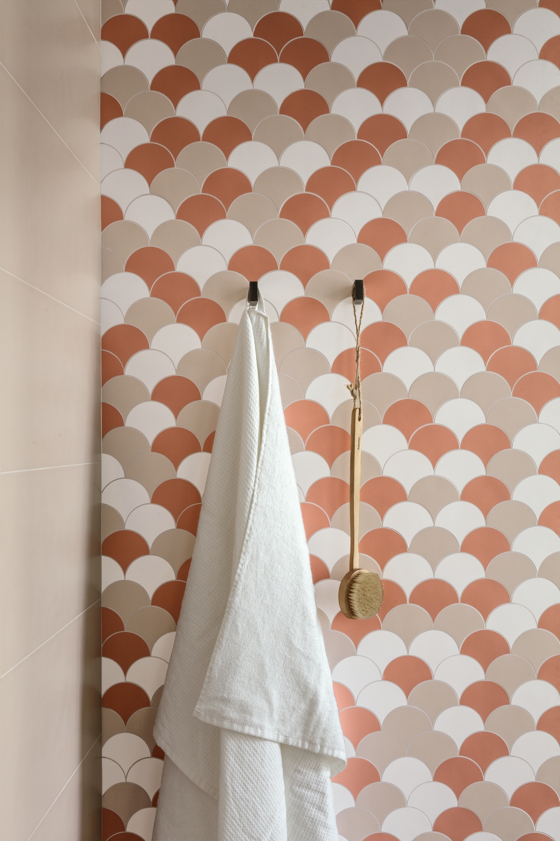 Bagno moderno con doccia. Rivestimento colorato beige e mosaico in bianco rosa e beige - Ambienti Iperceramica