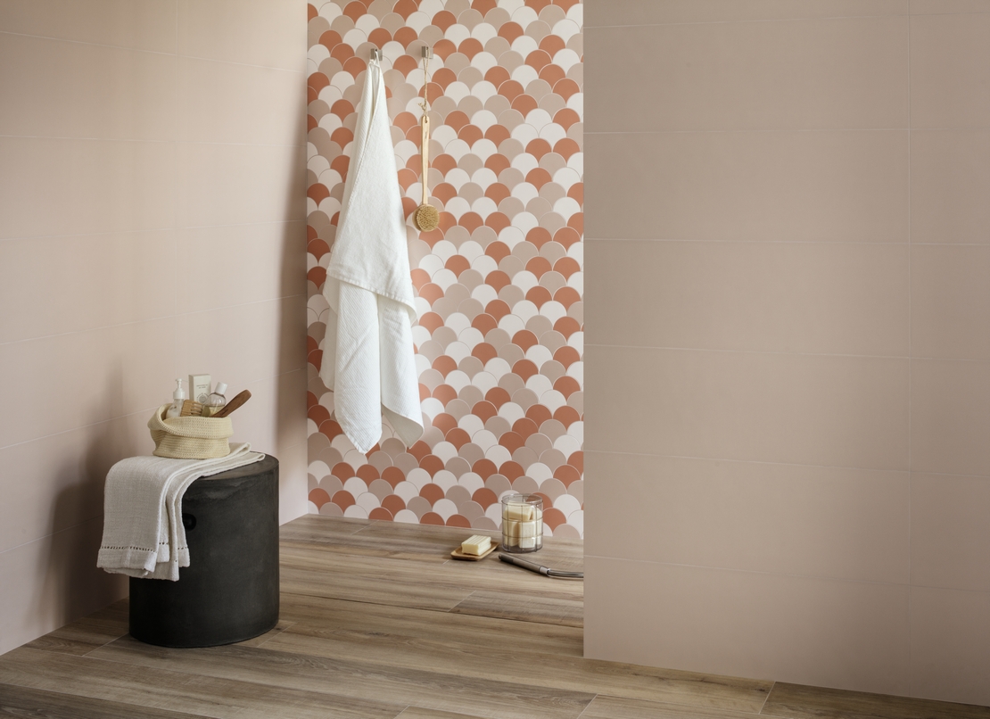 Salle de bains moderne. Douche, grès cérame effet bois, carrelage mural et mosaïque blanche, rose et beige. - Inspirations Iperceramica