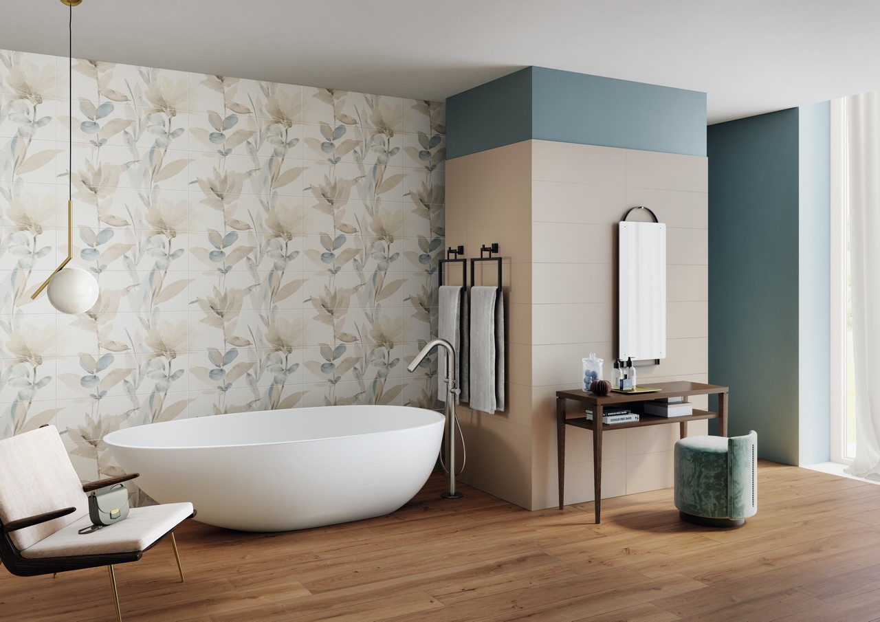 Salle de bains moderne avec baignoire. Sol effet bois et mur dans les tons bleus. - Inspirations Iperceramica