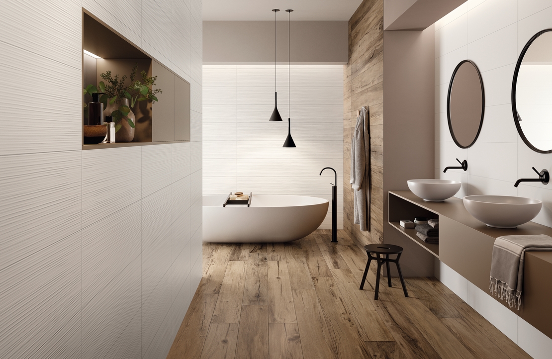 Luxuriöses, rustikales, modernes Badezimmer: Badewanne, Feinsteinzeug in Holzoptik, weiße 3D-Verkleidung. - Inspirationen Iperceramica