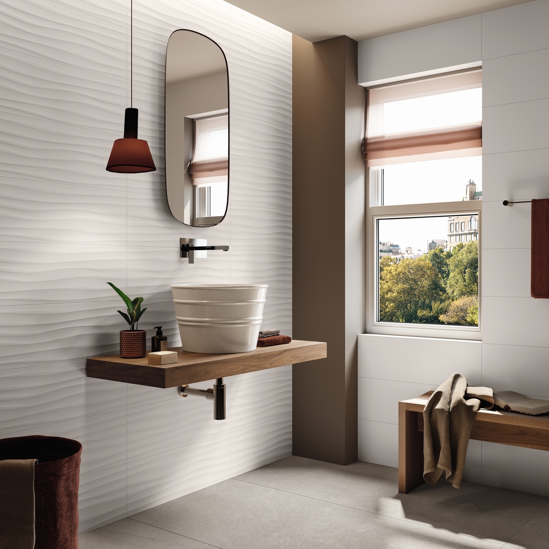 Luxuriöses, minimalistisches, modernes Badezimmer. Graues Feinsteinzeug, Grauweiße 3D-Wellenfliese - Inspirationen Iperceramica