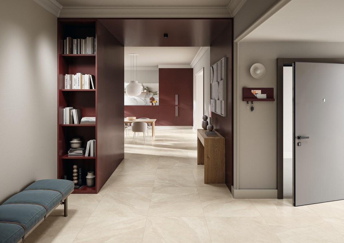 Séjour entrée avec cuisine moderne et élégante, sol en grès cérame effet pierre beige - Inspirations Iperceramica