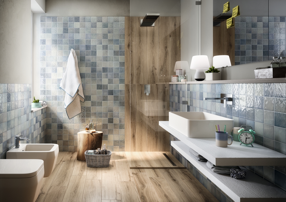 Petite salle de bains en longueur. Douche, imitation bois rustique et carrelage mural bleu vintage. - Inspirations Iperceramica