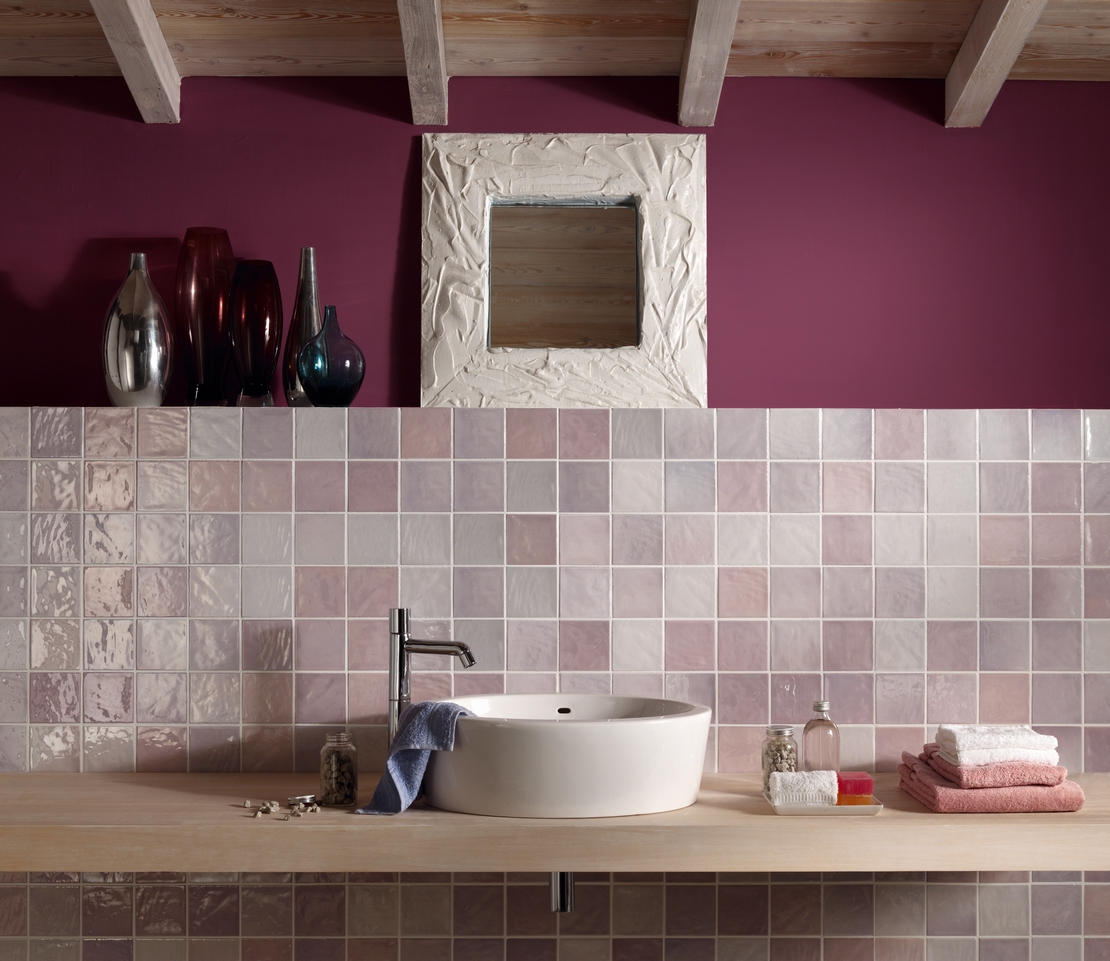 Kleines, klassisches Badezimmer. Vintage-Fliesen und rosa und lila Dekorationen, kleines Format - Inspirationen Iperceramica